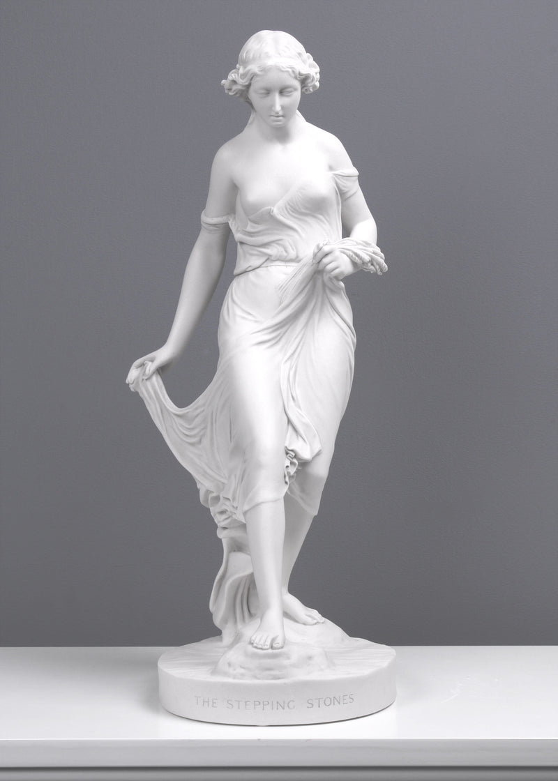 Statue Dame marchant sur des pierres - sculpture en marbre