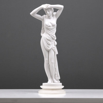 Statue de jeune femme posant - sculpture en marbre