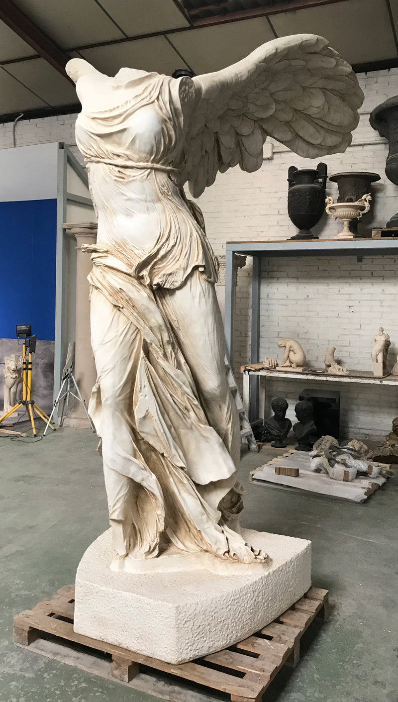 Statue Victoire de Samothrace (musée du Louvre) - grande sculpture en marbre blanc