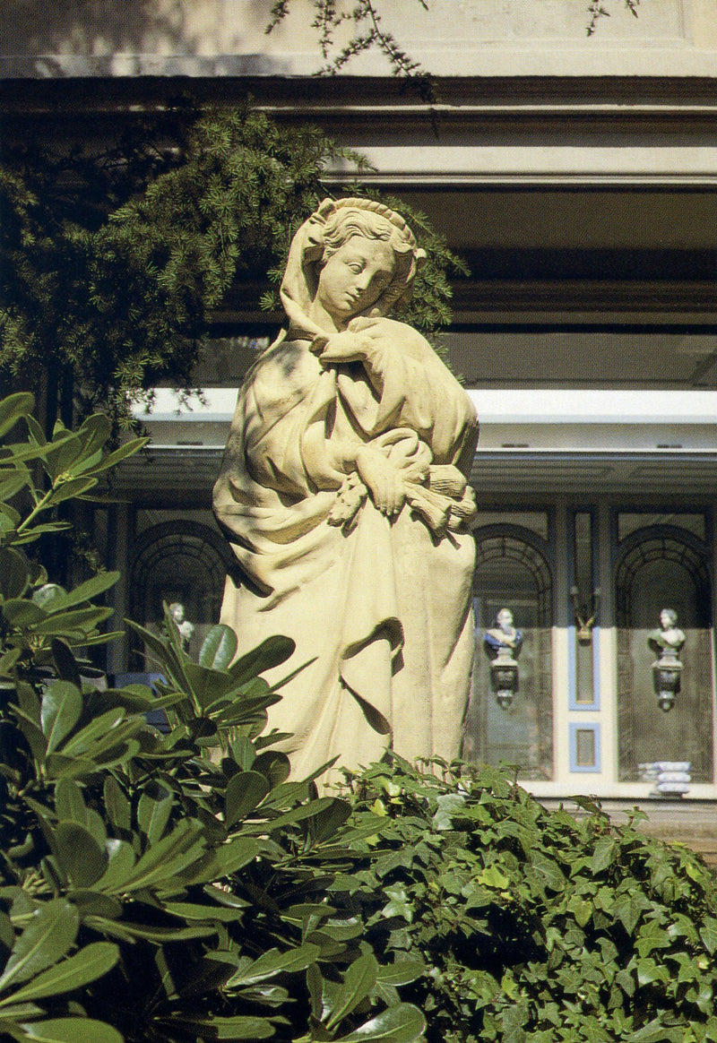 Statue de la déesse hivernale - grande sculpture en marbre blanc