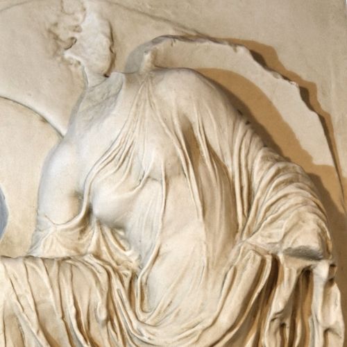 Niké ajustant sa sandale - grande sculpture en marbre blanc
