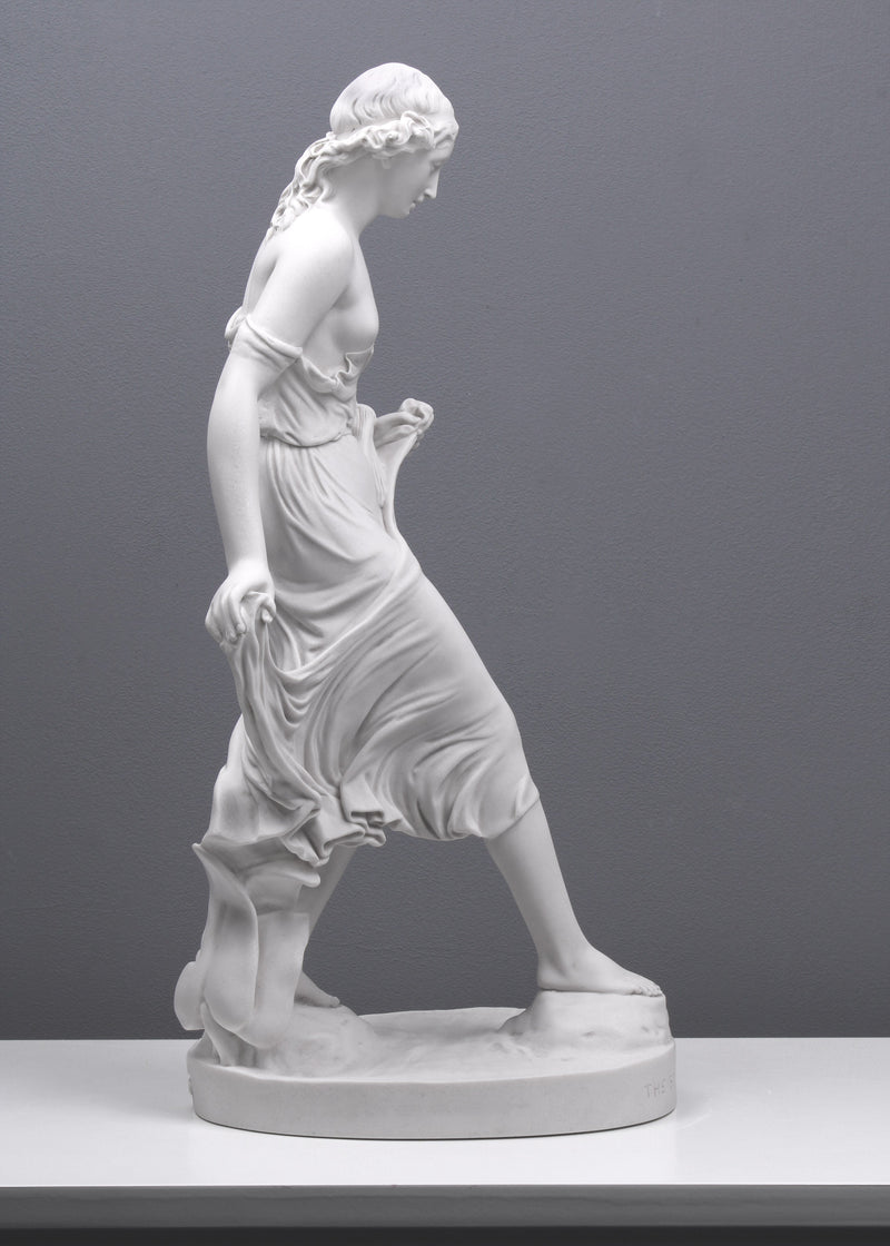 Statue Dame marchant sur des pierres - sculpture en marbre