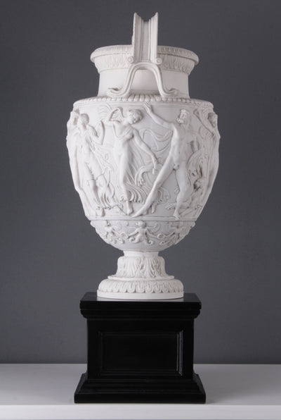Vase Townley sur un Grand Piédestal Noir - sculpture en marbre