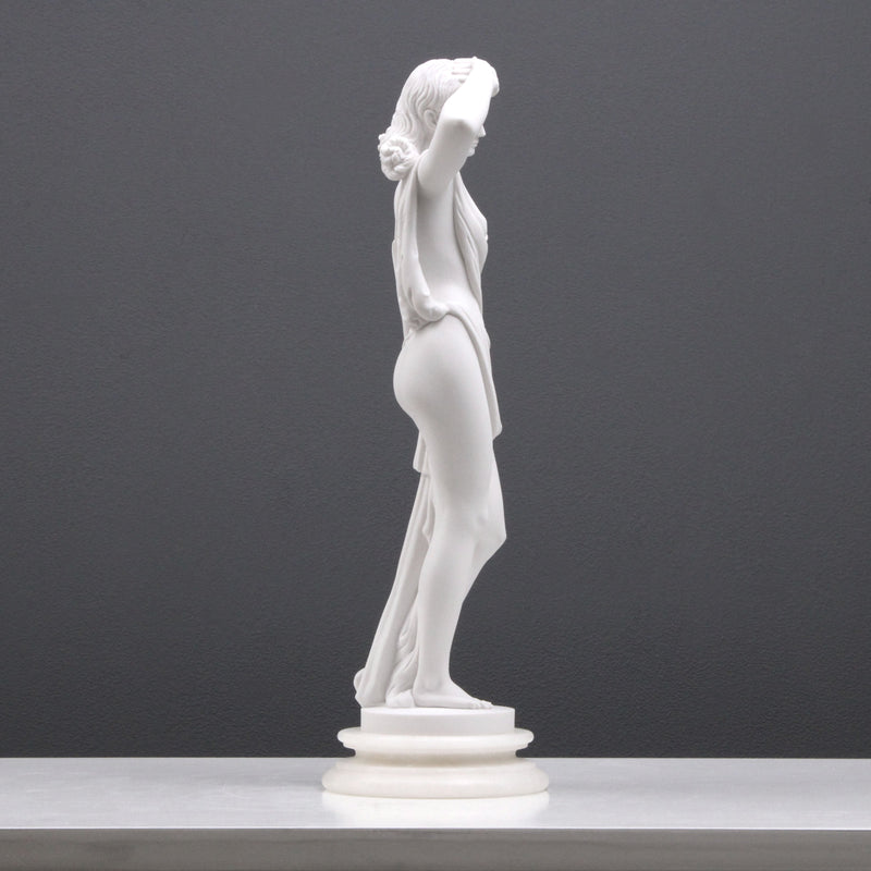 Statue de jeune femme posant - sculpture en marbre