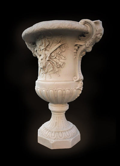 Grande urne de jardin avec des instruments de musique - grande sculpture en marbre blanc