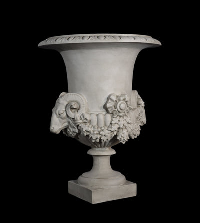 Pot de fleur avec bélier - grande sculpture en marbre blanc