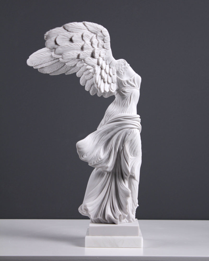 Statue de Niké - victoire ailée - Musée du Louvre - sculpture en marbre