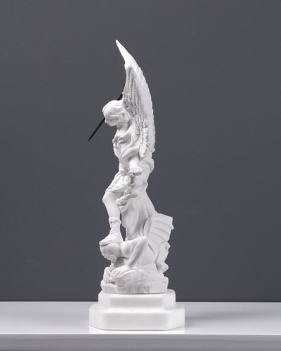 Statue de Saint Michael l'Archange - sculpture en marbre