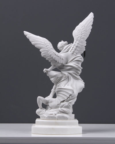 Statue de Saint Michael l'Archange - sculpture en marbre