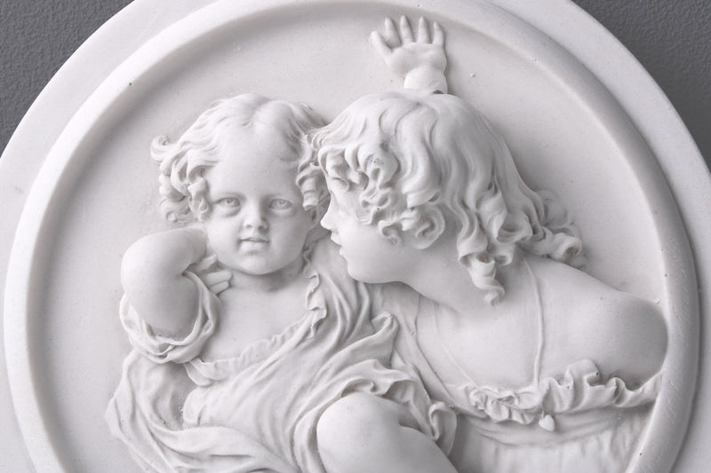 Bas-relief Deux enfants jouant - sculpture en marbre