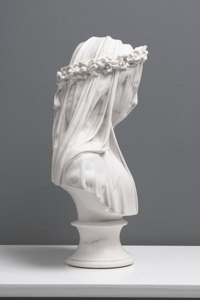 Buste de la Vierge Voilée - veineuse et polie - sculpture en marbre