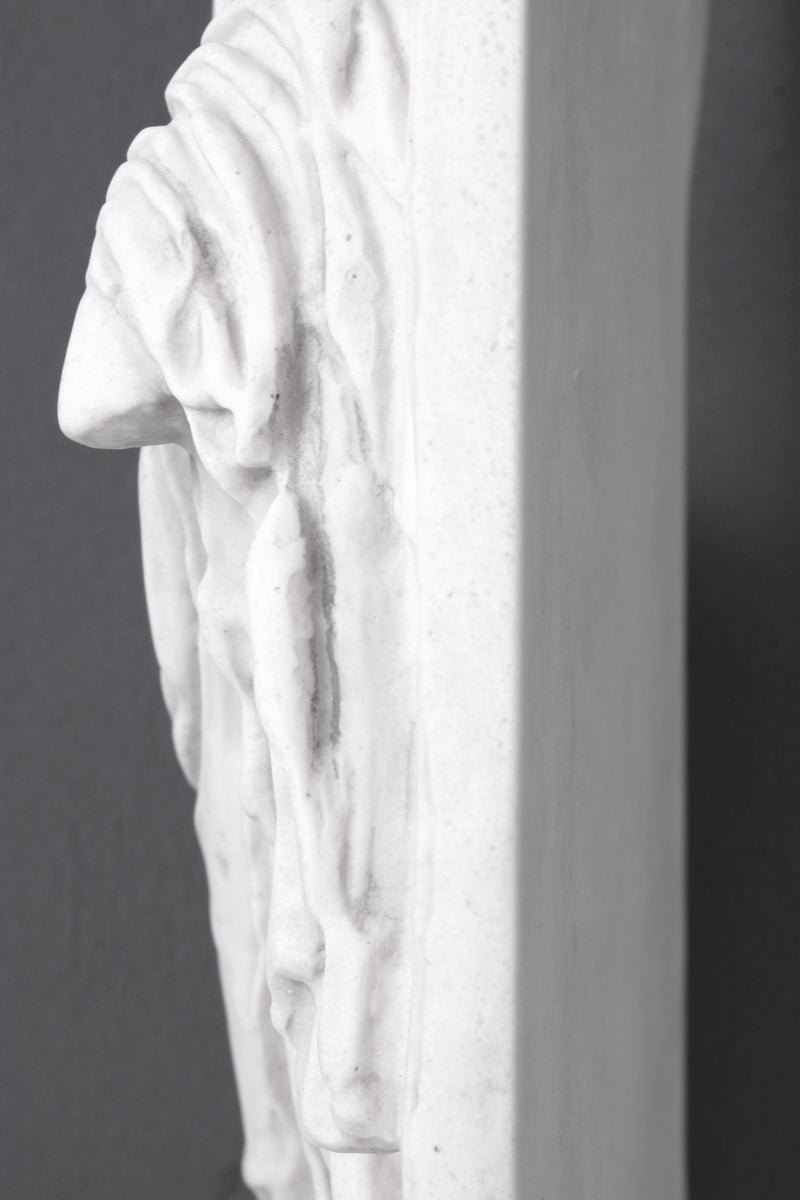 Bas-relief Niké ajustant sa sandale - sculpture en marbre