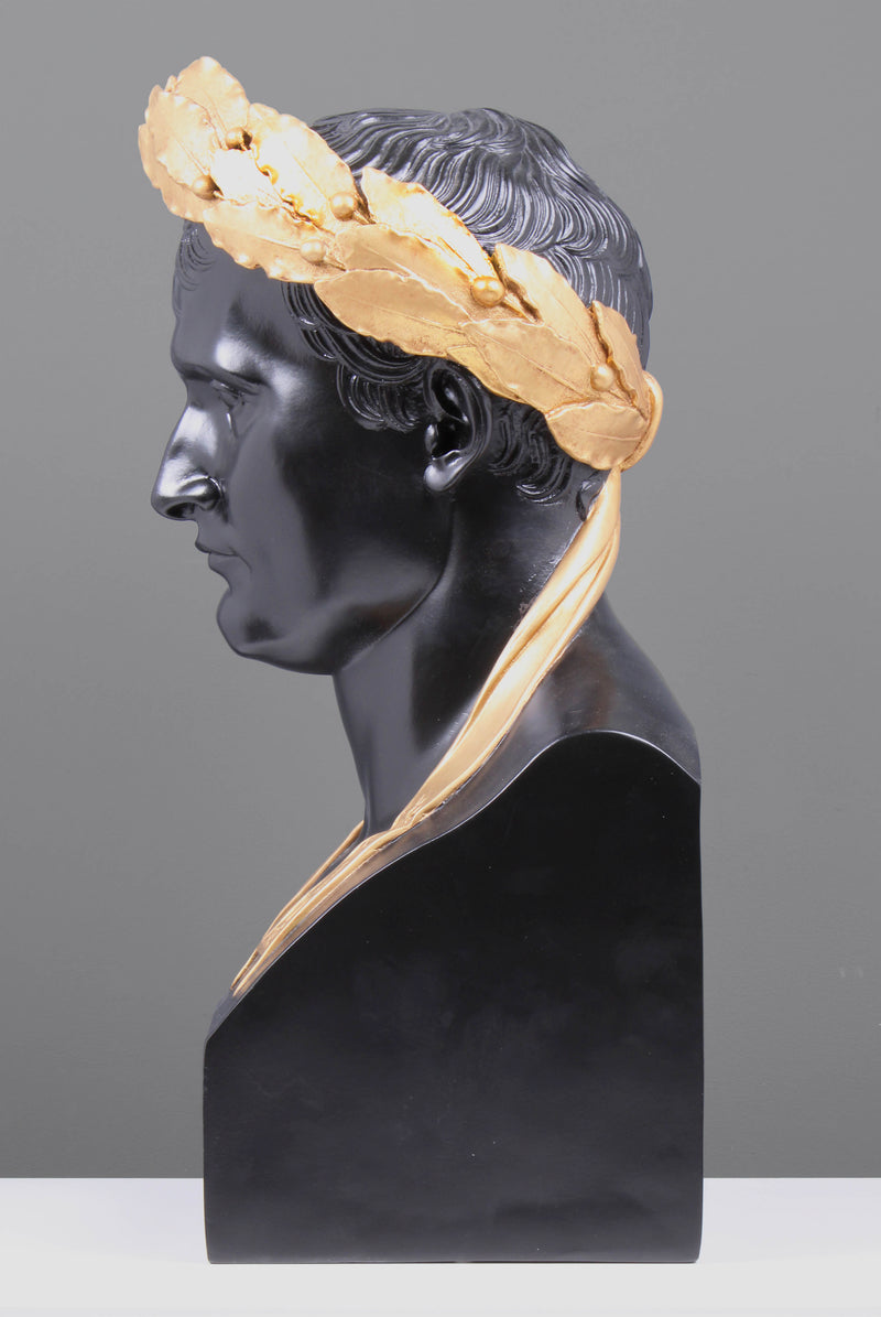 Buste Napoléon comme César (noir et doré) - sculpture en marbre