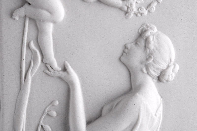 Célestine avec chérubin - Bas-relief en paire - sculpture en marbre