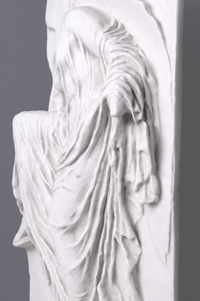 Bas-relief Niké ajustant sa sandale - sculpture en marbre
