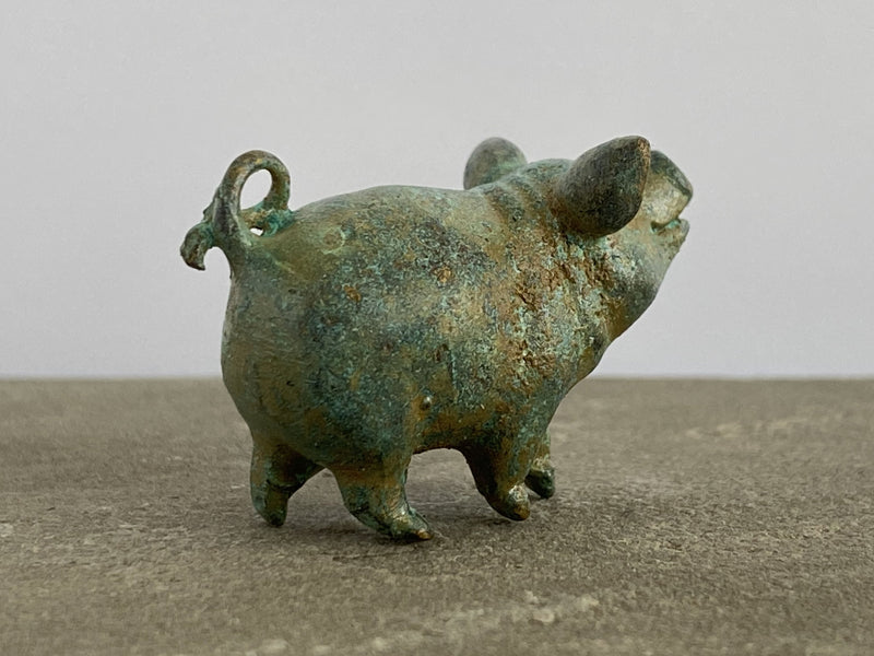 Statue de porc
 - bronze vert