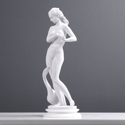 Statue de jeune femme avec un cygne - sculpture en marbre