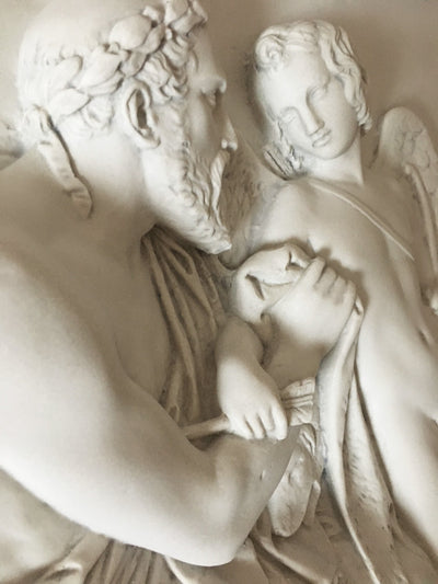 Bas-Relief Cupidon reçus par Anacreon - sculpture en marbre