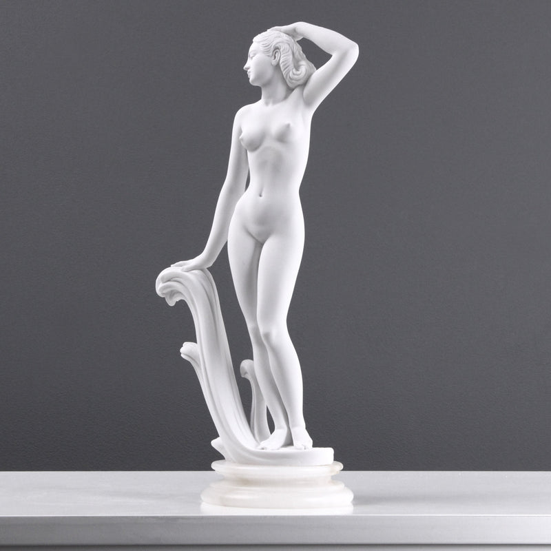 Statue de dame nue posant - sculpture en marbre