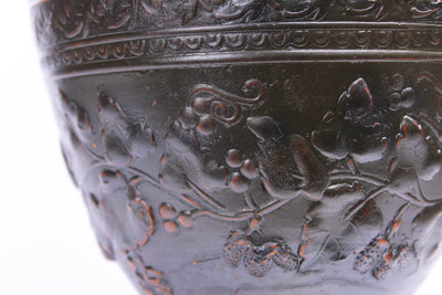 Cruche romaine avec relief des baies sauvages (noire) - céramique sigillée