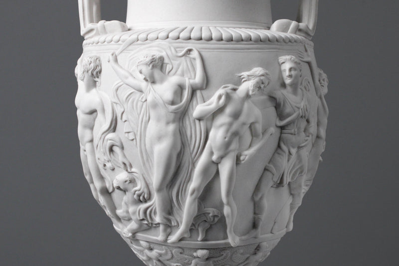 Vase Townley sur un Grand Piédestal Noir - sculpture en marbre