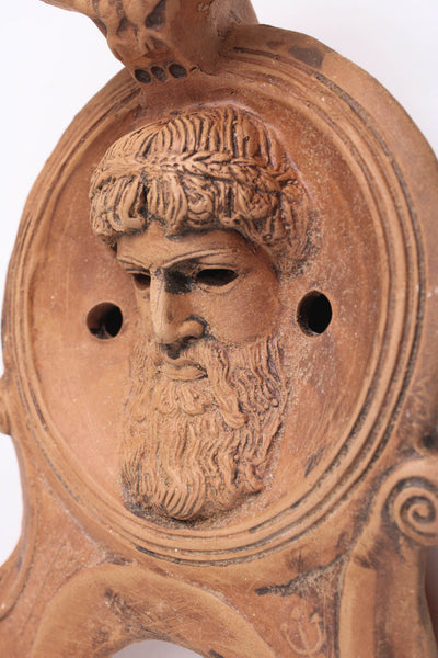 Lampe à huile ancienne avec un relief de Neptune - céramique romaine