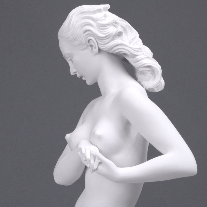Statue de jeune femme avec un cygne - sculpture en marbre