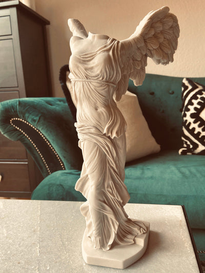 Statue Victoire de Samothrace (musée du Louvre) - sculpture en marbre