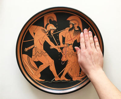 Assiette grecque avec Achille et Patrocle à figures rouges - The Ancient Home