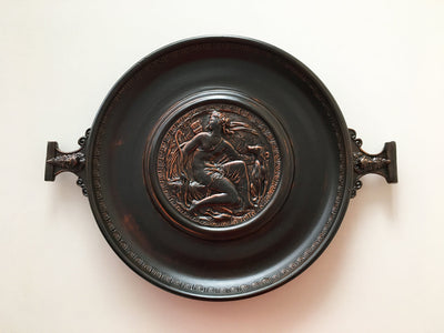 Plateau romain avec un relief de la déesse Diane (noir) - céramique sigillée