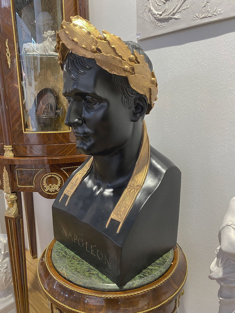 Buste Napoléon comme César (noir et doré) - sculpture en marbre